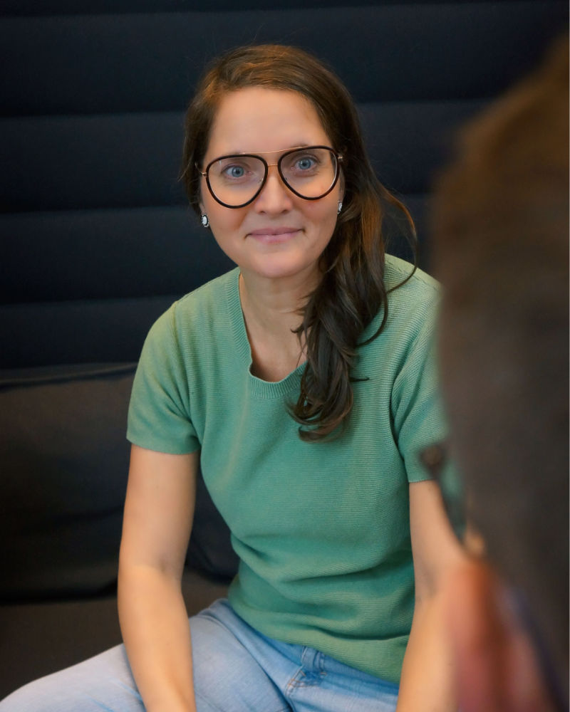 Nina auf schwarzem Sofa